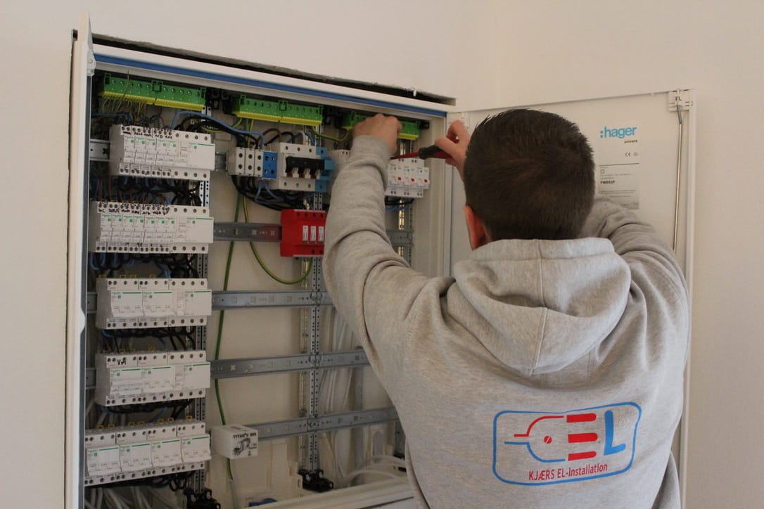Kjærs el-installation udfører eltavle arbejde