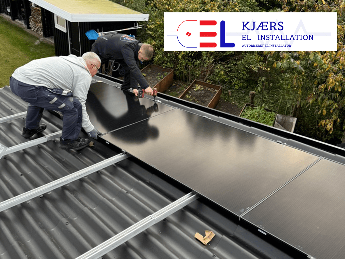 Elektrikere fra Kjærs El-Installation i gang med montering af solceller på et tegltag under åben himmel. Firmaets logo ses i øverste højre hjørne.