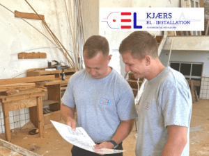 Autoriserede elektrikere fra Kjærs El-Installation udfører elarbejde på solceller – et eksempel på en installation, der kræver autorisation.